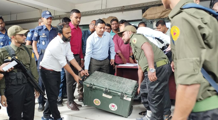 কক্সবাজার পৌর নির্বাচন কাল: কেন্দ্রে যাচ্ছে সরঞ্জাম