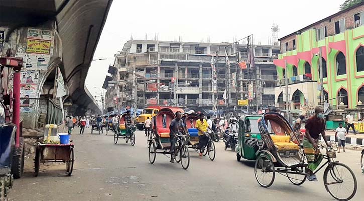 রাজধানীর সড়কে রিকশা-সিএনজির আধিপত্য 