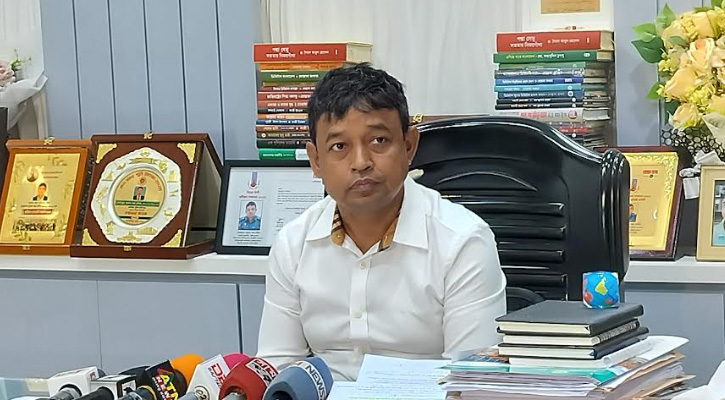 আমরা শুধু ভাতই খাওয়াই না, অস্ত্রও উদ্ধার করি: ডিবিপ্রধান