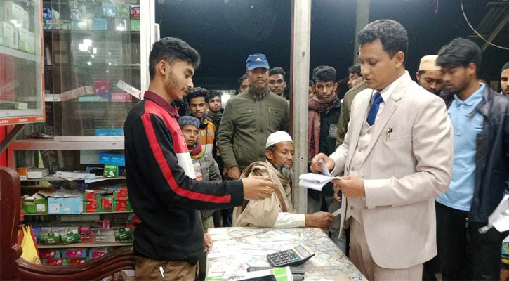 ভোটাররাই টাকা দিলেন প্রার্থীকে 