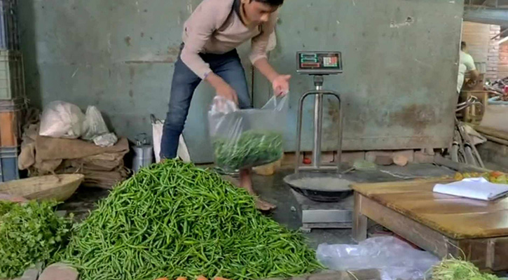 হিলিতে সপ্তাহ ব্যবধানে অর্ধেক দামে বিক্রি হচ্ছে কাঁচা মরিচ