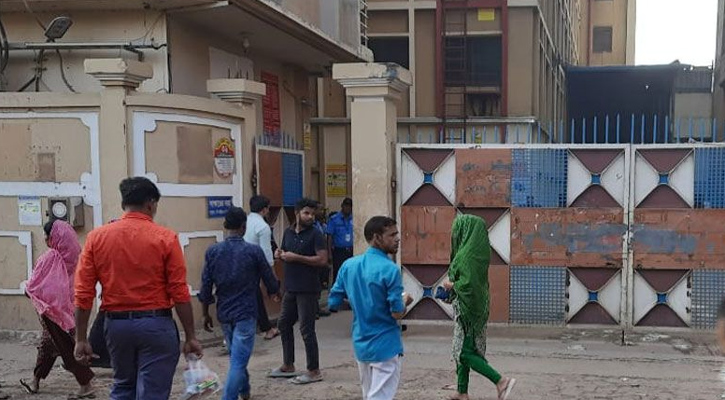 গাজীপুরে বন্ধ কারখানা খুলে দেওয়ার দাবিতে শ্রমিকদের বিক্ষোভ 