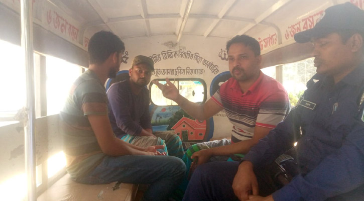 সাভারে দোকানে মিলল ৭০ মরা মুরগি, পালালেন দোকানমালিক