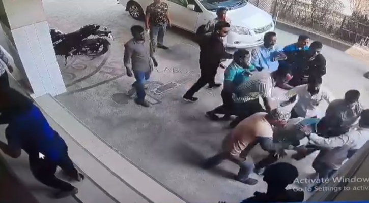 অধ্যক্ষকে লাঞ্ছনার প্রতিবাদ করায় শিক্ষার্থীকে পেটানোর অভিযোগ
  