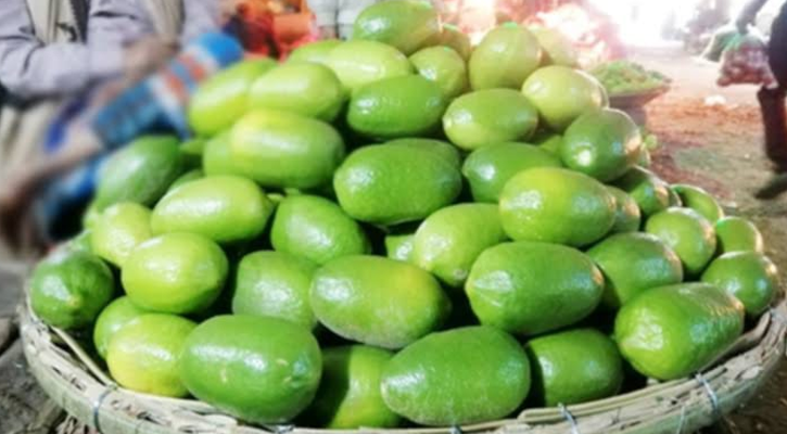 বাজারে চড়া দামে লেবু বিক্রি