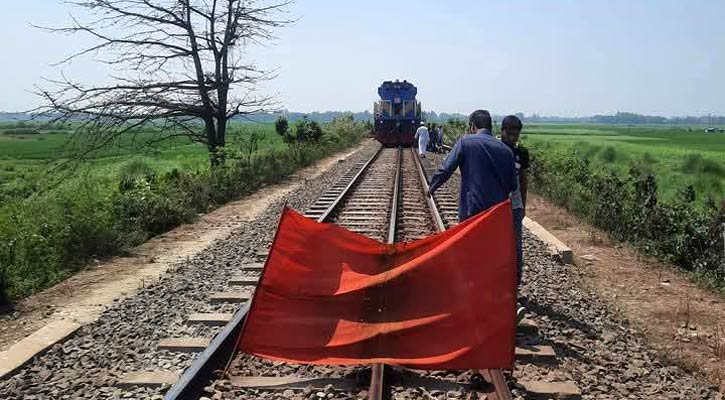 রেললাইন ভেঙে ঢাকা-উত্তরবঙ্গ রুটে ২ ঘণ্টা ট্রেন চলাচল বন্ধ