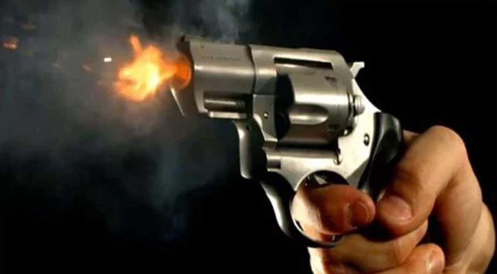 চায়ের দোকানে যুবককে ফিল্মি স্টাইলে গুলি