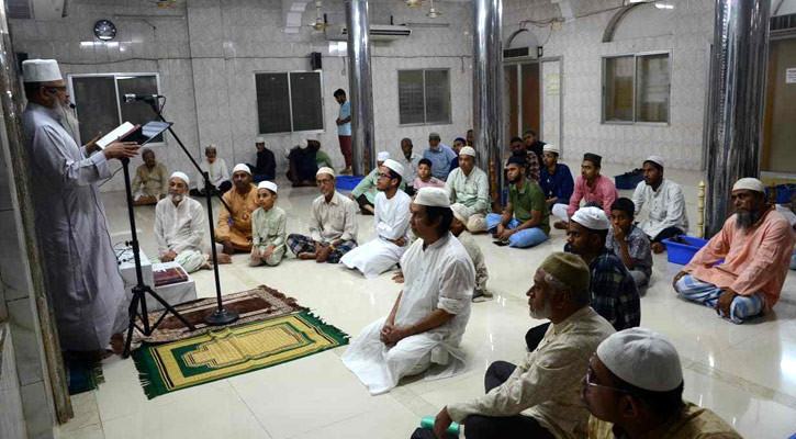 শবে কদরে মসজিদে মুসল্লির ঢল