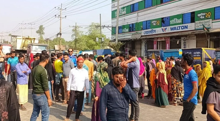গাজীপুরে শ্রমিক ছাঁটাইয়ের প্রতিবাদে মহাসড়ক অবরোধ 