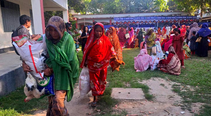 গাইবান্ধায় এক টাকায় মিলল ১৮ পণ্য!