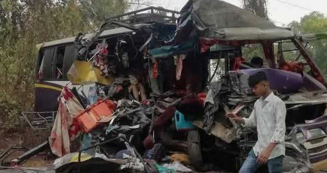 ঈদের সকালে লোহাগাড়ায় বাস-মিনিবাস সংঘর্ষে ঝরল ৫ প্রাণ
