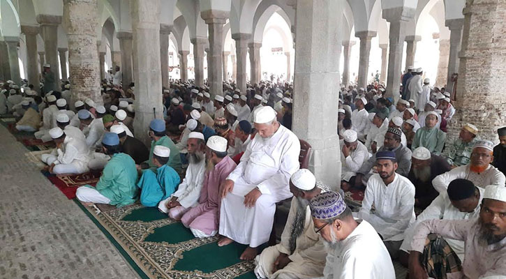 ঐতিহ্যবাহী ষাটগম্বুজে ঈদ জামাতে মুসল্লিদের ঢল