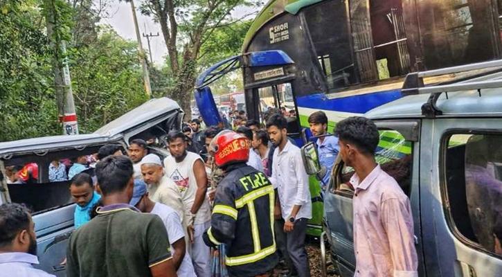 লোহাগাড়ায় বাস-মাইক্রোবাসের সংঘর্ষে নিহত ৭