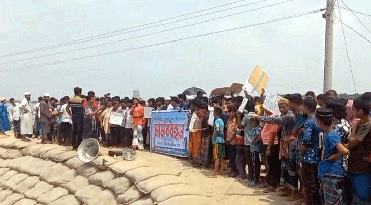 আশাশুনিতে টেকসই বেড়িবাঁধ নির্মাণের দাবিতে মানববন্ধন