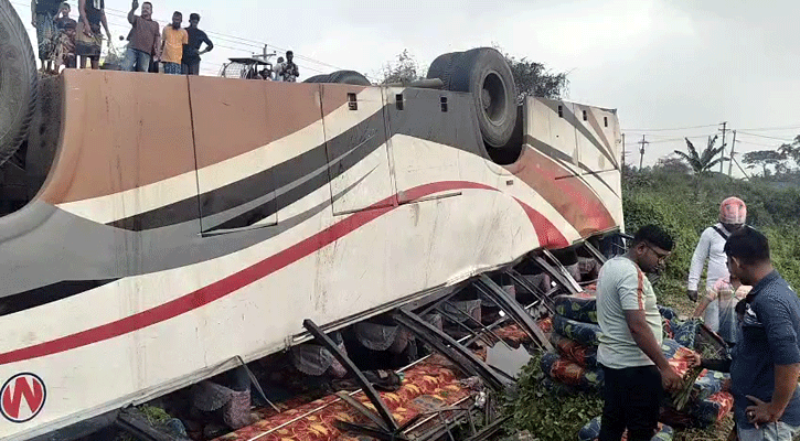 ব্রাহ্মণবাড়িয়ায় যাত্রীবাহী বাস খাদে পড়ে ২৫ যাত্রী আহত