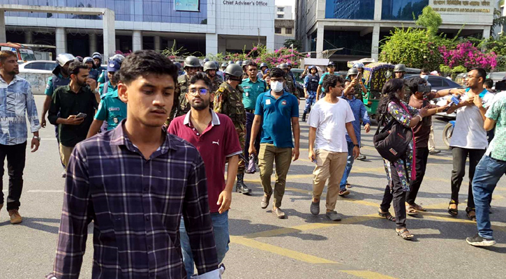 বিসিএস পরীক্ষা পেছানোর দাবিতে অবস্থানরত চাকরিপ্রার্থীদের সরাল আইনশৃঙ্খলা বাহিনী