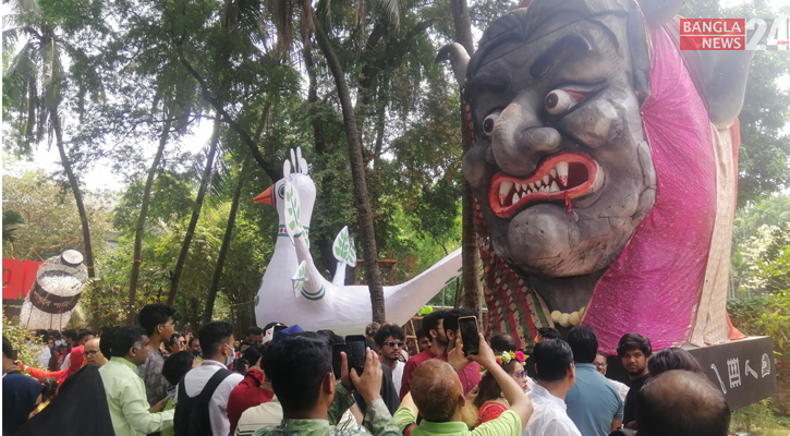 ফ্যাসিবাদের মোটিফ ঘিরে ছবি তোলার ধুম