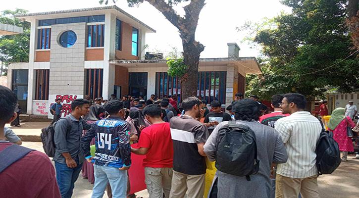 শিক্ষার্থীর ওপর হামলার প্রতিবাদে চবির মূল ফটকে তালা