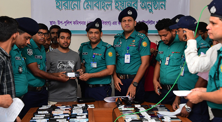 ২৫১ মোবাইল ফোন উদ্ধার করে প্রকৃত মালিকদের বুঝিয়ে দিলো ডিএমপি