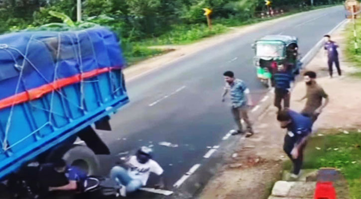 পা হারালেন ট্রাকের নিচে চাপা পড়া পুলিশ সদস্য