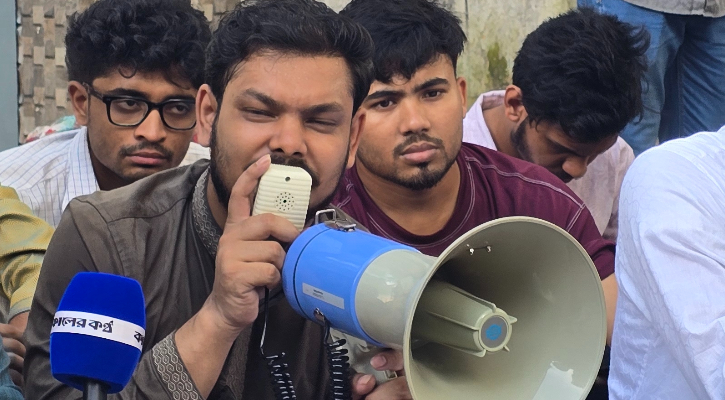 ঢাবি উপাচার্যের বাসভবনের সামনে অবস্থান কর্মসূচি